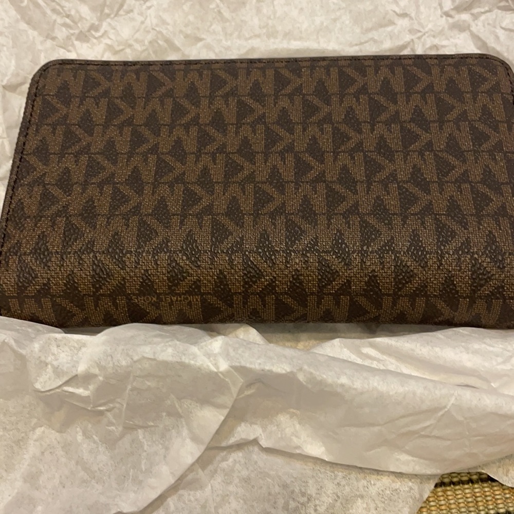 Michael Kors - Picture 2 of 3